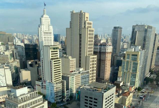 O diferencial do Sampa Sky é a vista para o Farol Santander e o Edifício Martinelli, dois prédios-ícone de São Paulo O diferencial do Sampa Sky é a vista para o Farol Santander e o Edifício Martinelli, dois prédios-ícone de São Paulo