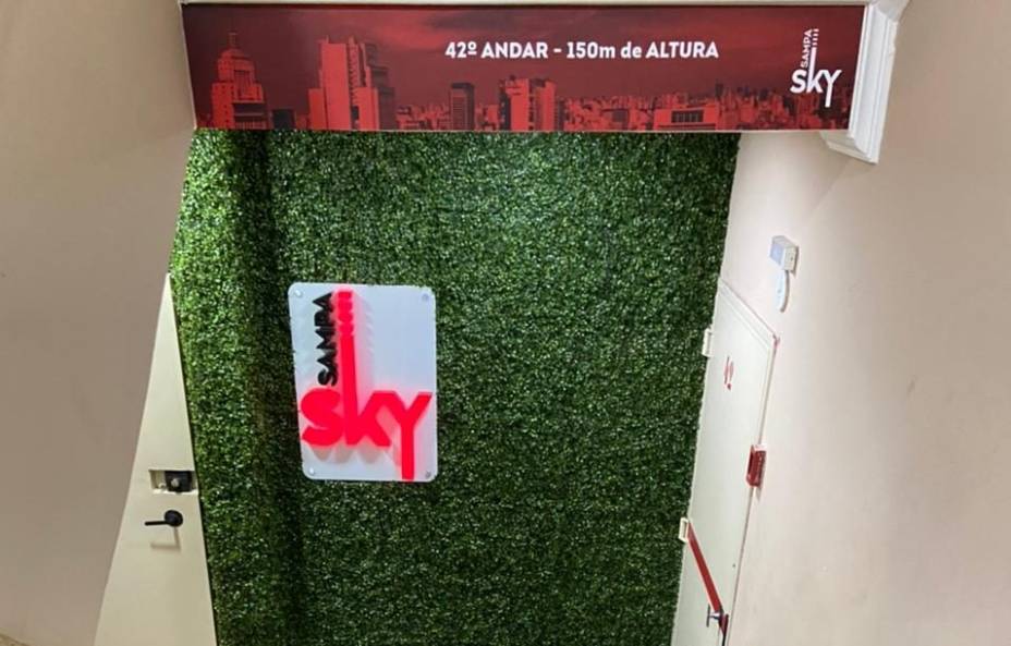 A entrada do Sampa Sky fica em um hall bastante comum do Mirante do Vale