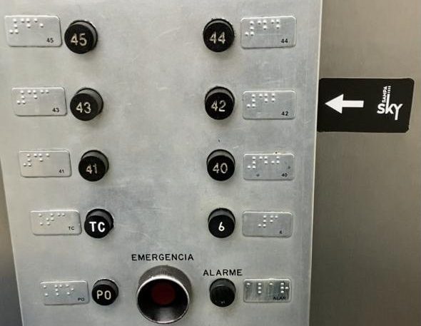 Dentro do elevador, um adesivo do Sampa Sky indica para onde os visitantes devem seguir