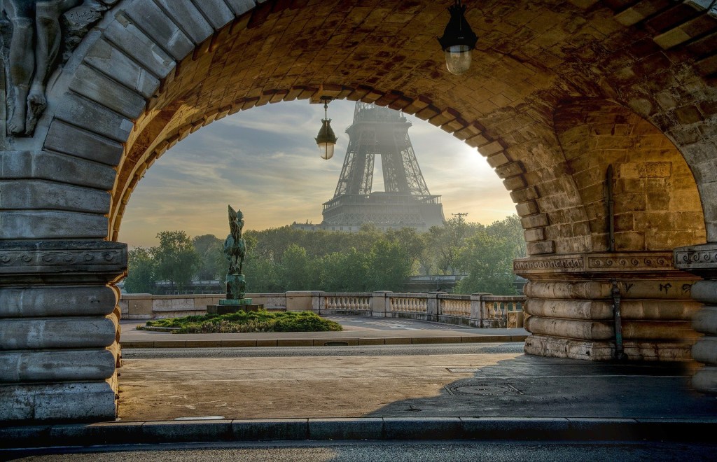 Torre Eiffel vista de dentro de um arco em Paris, na França