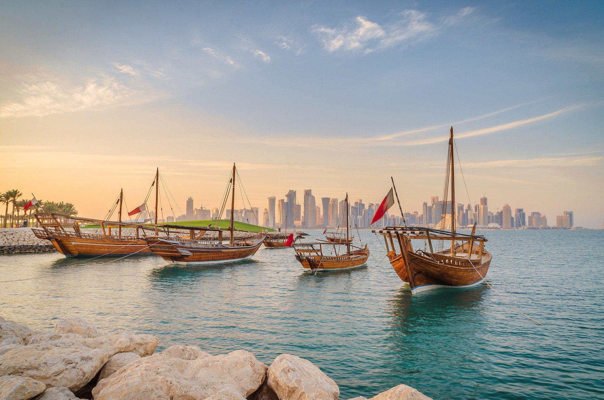 Barcos com o skyline de Doha, no Qatar, ao fundo