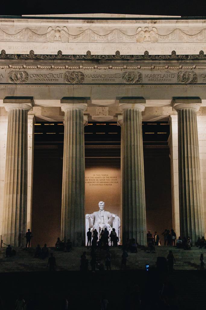 O Lincoln Memorial, Washington D.C., iluminado ao anoitecer