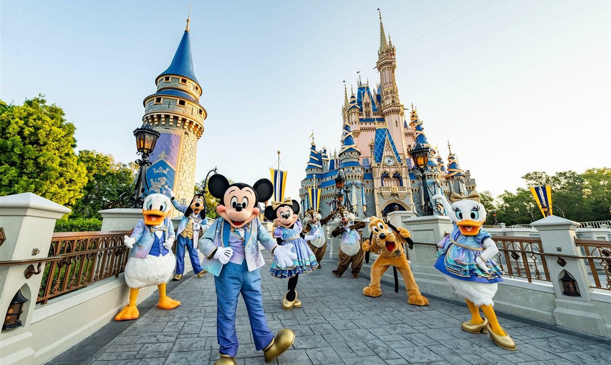 Personagens da Disney vestidos com roupas especiais para o aniversário de 50 anos do Walt Disney World