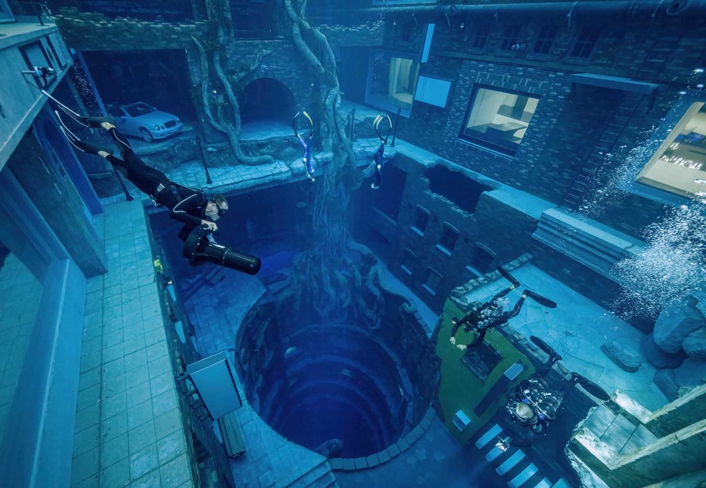 Mergulhador explora cidade submersa que foi construída na piscina mais profunda do mundo, em Dubai