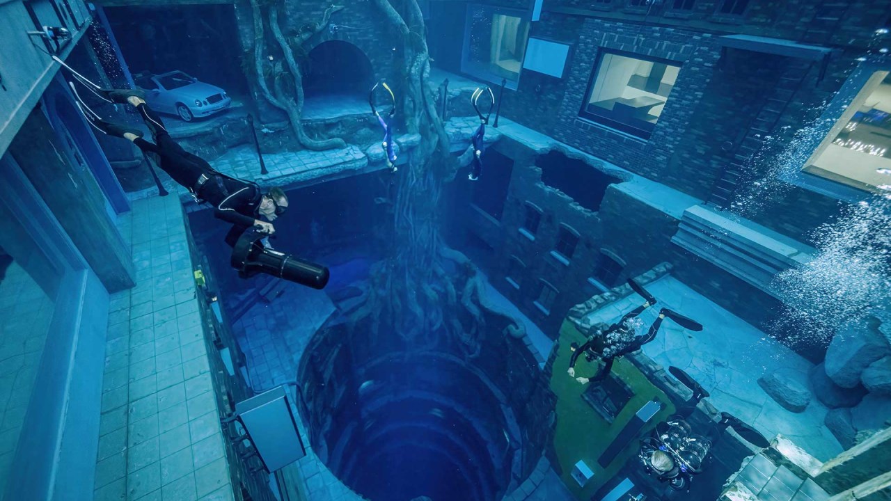 Mergulhador explora cidade submersa que foi construída na piscina mais profunda do mundo, em Dubai