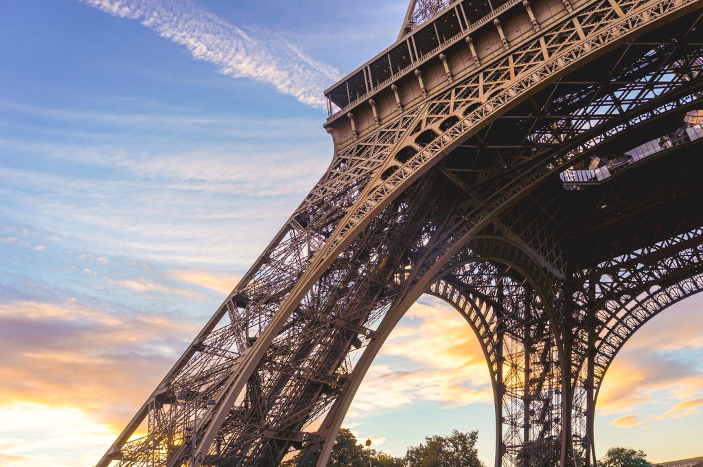 Arcos da Torre Eiffel, em Paris, vistos de perto