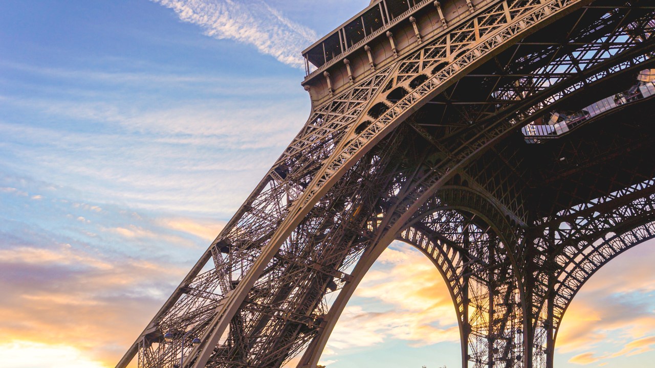 Arcos da Torre Eiffel, em Paris, vistos de perto