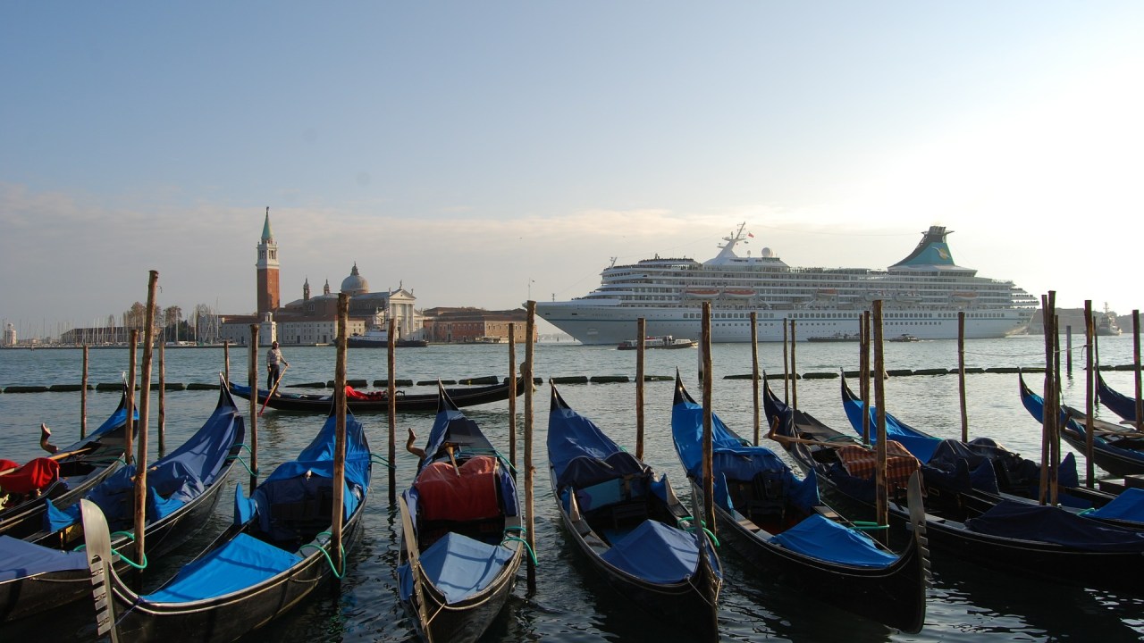 Gôndolas em Veneza com navio de cruzeiros ao fundo