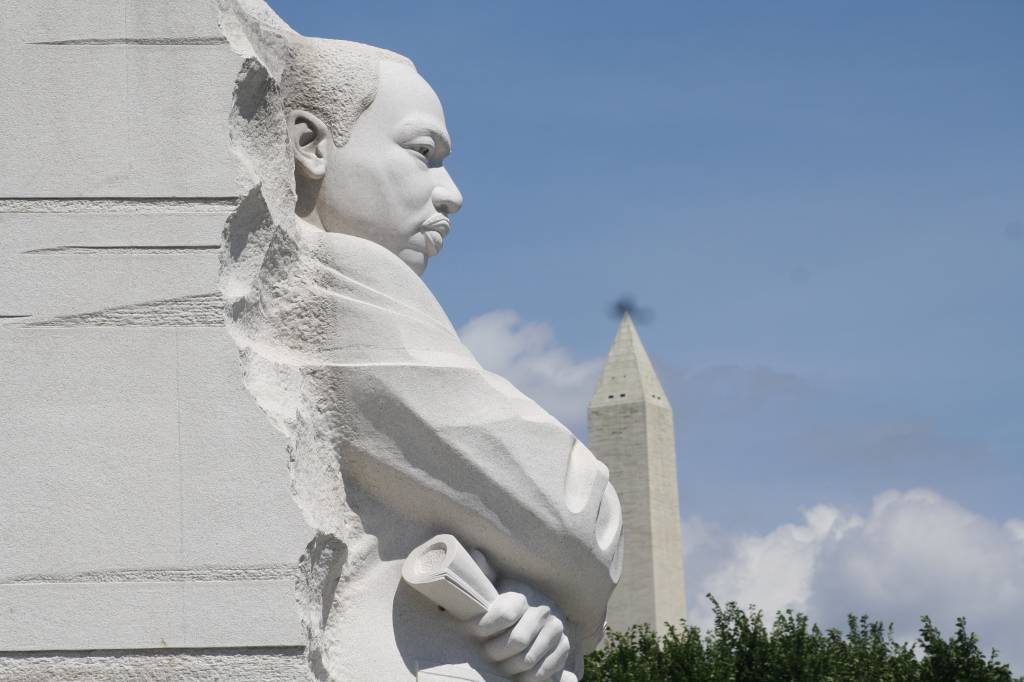 The Stone of Hope no Martin Luther King Jr. Memorial em Washington D.C. com o obelisco ao fundo