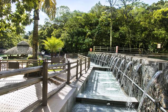 No Parque das Fontes, as duchas que se formam entre uma piscina e outra massageiam os ombros dos visitantes.