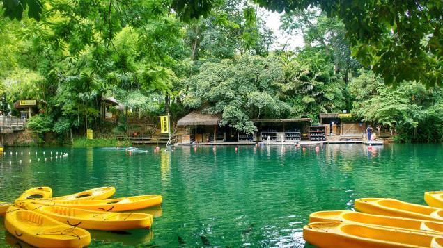 O Lago das Águas Quentes, dentro do Hot Park, é cenário para passeios de caiaque.