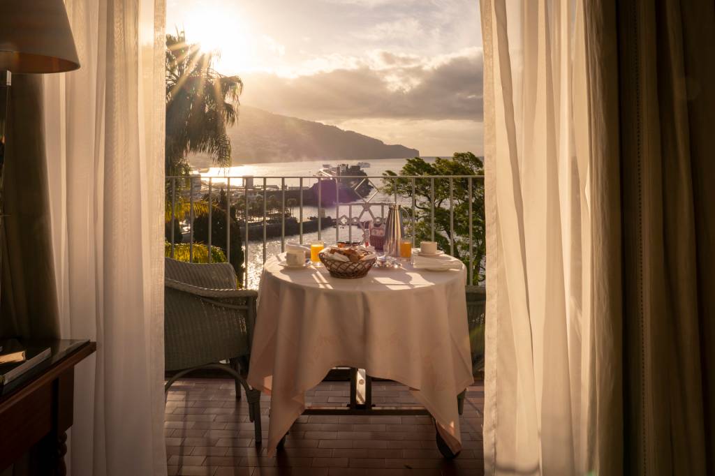 167 Mesa posta com o café da manhã e duas cadeiras na varanda de um quarto do hotel Reid's Palace, na Ilha da Madeira, com vista do mar