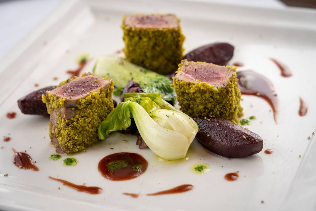 175 Prato com pedaços de atom em crosta de pistache, fatias de pêra e folhas verdes no restaurante Cipriani, do hotel Reid's Palace, na Ilha da Madeira