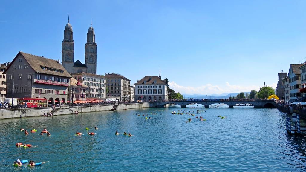 Nadando no rio em pleno centro da cidade: cena comum no verão de Zurique