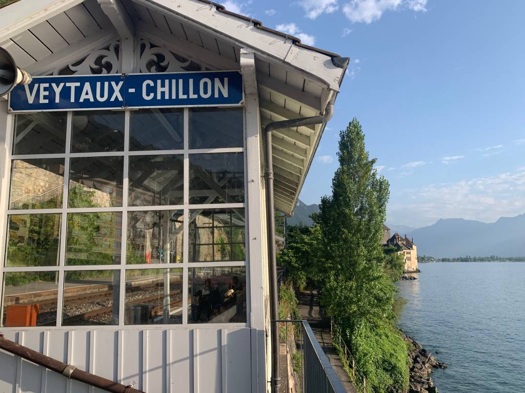 Uma estação de trem com essa vista? Não sei se vou ou se fico! (Arredores de Montreux)