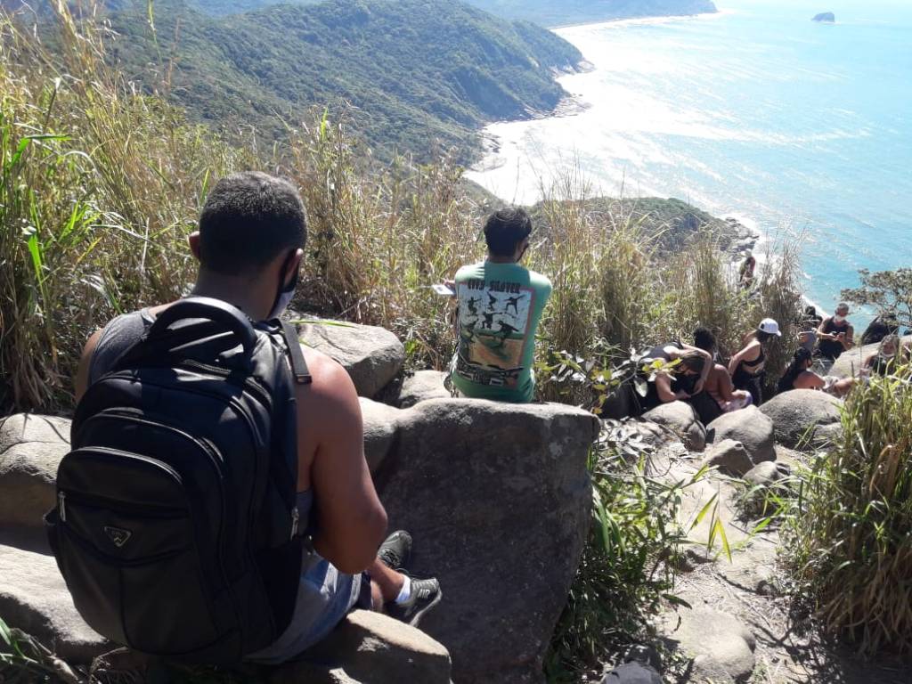 fila para tirar foto na pedra do cavalo