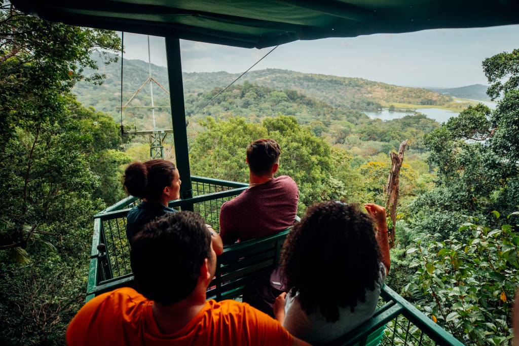 A apenas 30 minutos do centro da capital, o parque oferece uma experiência completa que inclui visitar uma tribo indígena, além de um safári noturno -