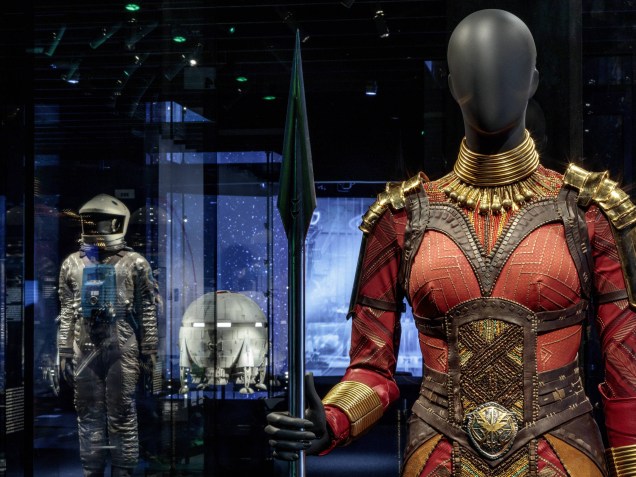Os figurinos usados em filmes como "Pantera Negra" (2018) estão expostos ao longo do museu.