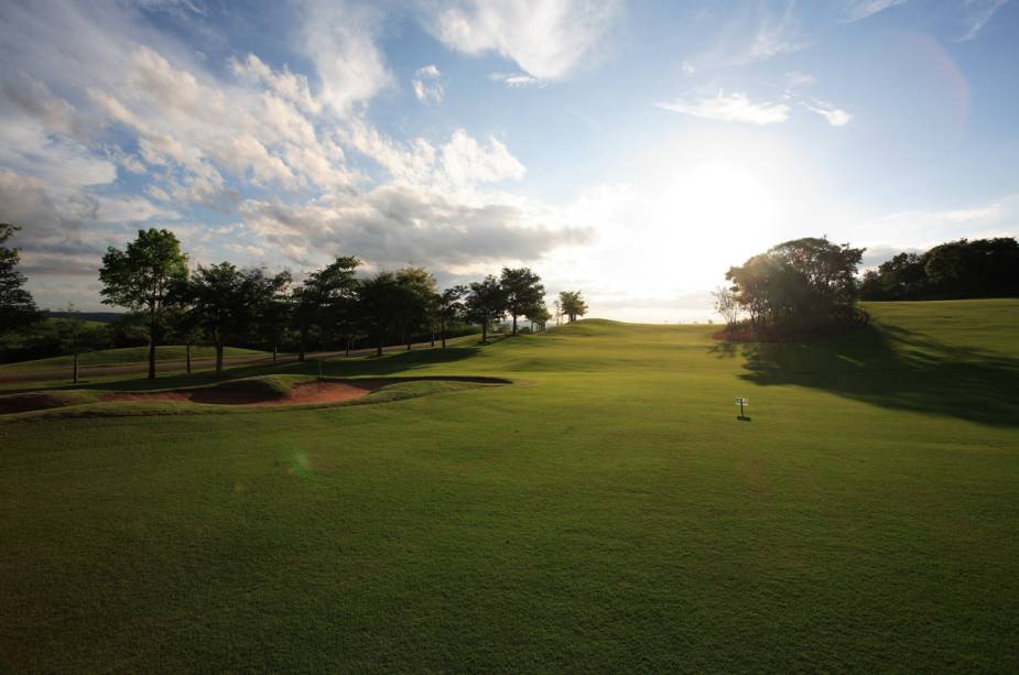 Além de campos de golfe com 18 buracos, o hóspede tem campo de polo e futebol, quadra de tênis e poliesportivas 