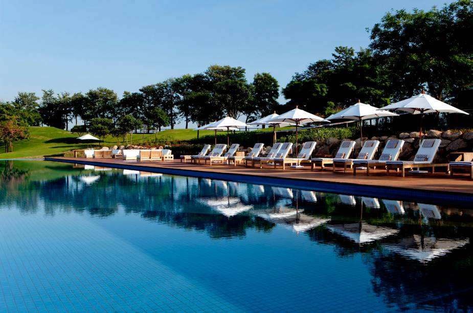 A piscina tem borda infinita e vista campestre. Possui uma raia de lazer e uma para esporte, de 25 metros