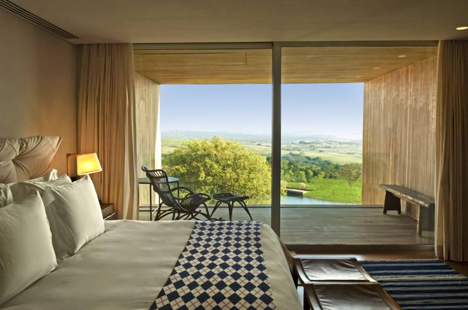 O apartamento Suíte tem 120 m² com dois andares, ampla varanda e vista panorâmica da fazenda. Equipado com uma cama king-size, mesa de jantar, televisão full HD 40 polegadas, TV a cabo, iPod & iPhone dock, Internet WI-FI banda larga, ar condicionado, mini bar e banheira de imersão
