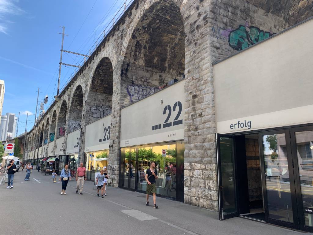 Im Viadukt: um lindo viaduto de tijolos que abriga lojinhas e restaurantes bacanas em seus arcos