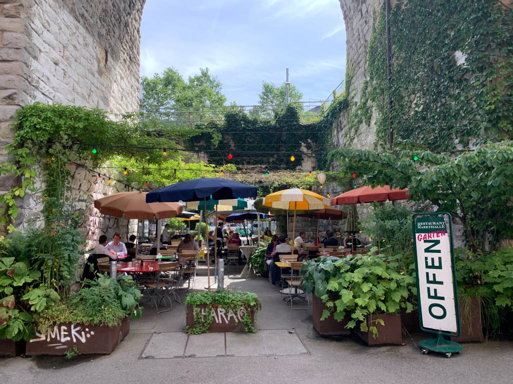 Um dos restaurantes do Im Viadukt