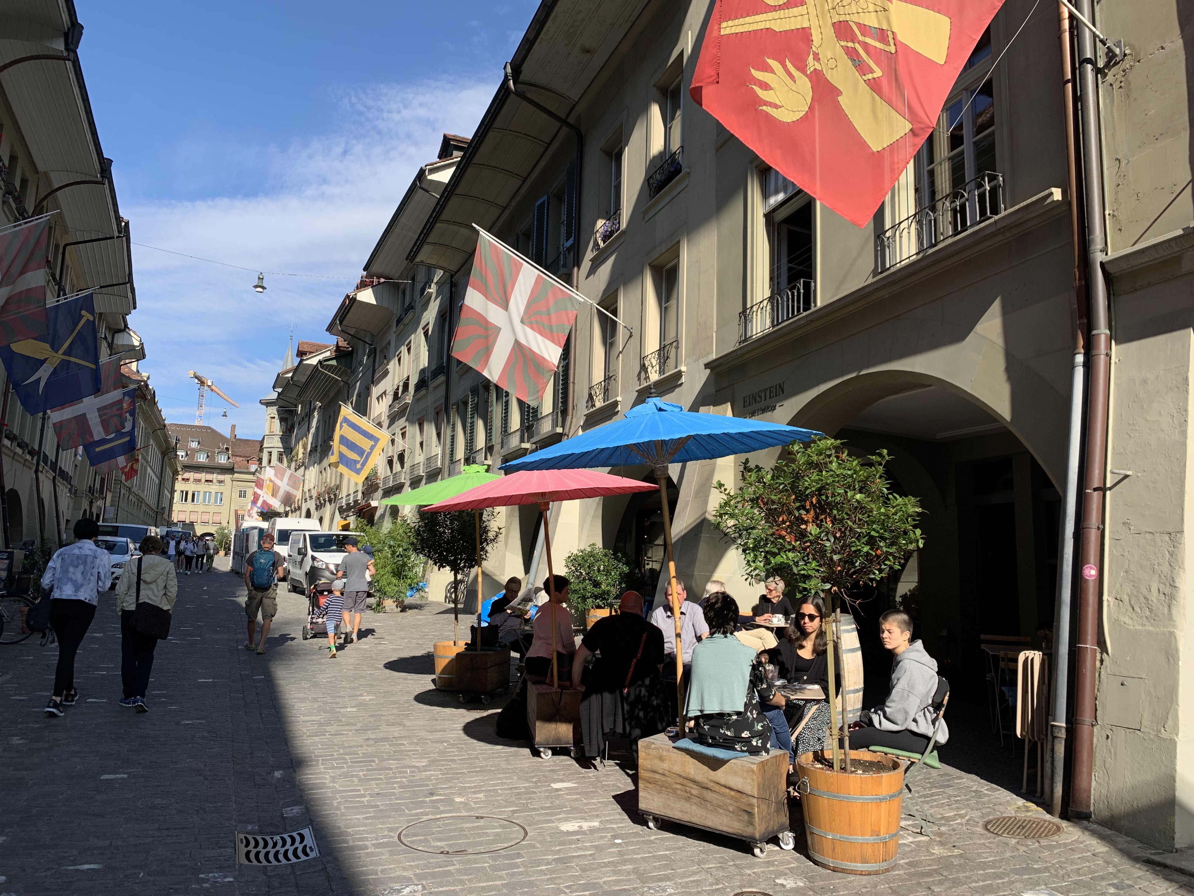 Passeio pela Altstadt com pausas para uma cervejinha, no ritmo de Berna