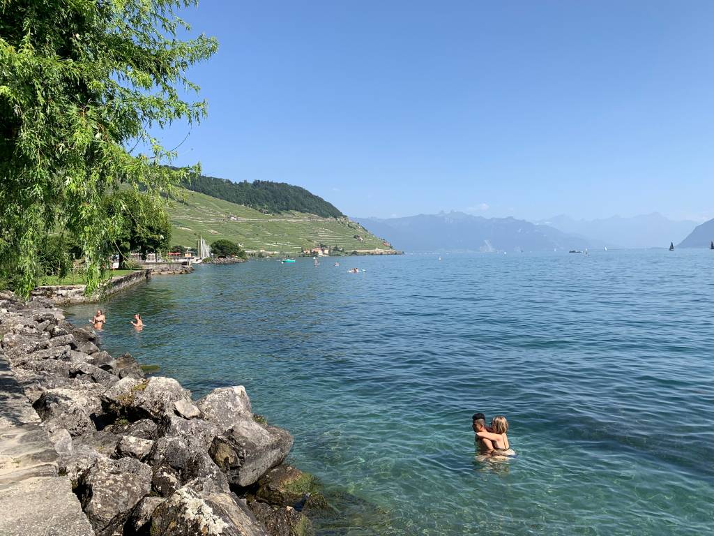 A água cristalina do Lago de Genebra: ideal para se refrescar