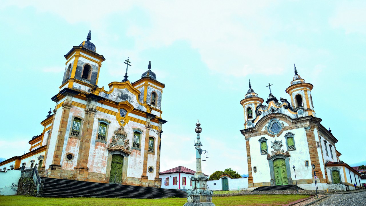 À esquerda Igreja de São Francisco de Assis e à direita a Igreja Nossa Senhora do Carmo, na Praça Minas Gerais, em Mariana