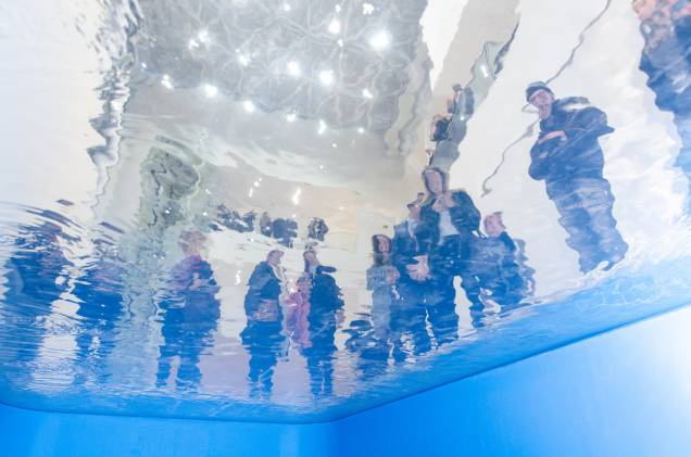 A obra "Swimming Pool" é a grande estrela da mostra oferece uma perspectiva como se o visitante estivesse submerso em uma piscina. Crédito: