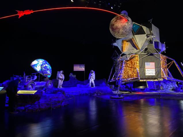 Réplica da Roving,  veículo de quatro rodas que os astronautas usaram para circular pela Lua