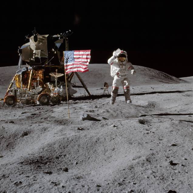 Clássica foto de Neil Armstrong ao lado da bandeira dos Estados Unidos fincada na superfície lunar