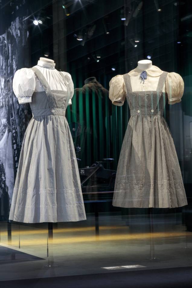 O vestido de Dorothy Gale, personagem principal de "O Mágico de Oz" (1939) de Victor Fleming 