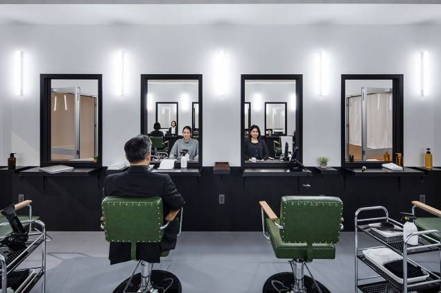 A obra "Hair Saloon" abre a exposição e promove um jogo de espelhos no qual a imagem refletida contraria a expectativa do visitante