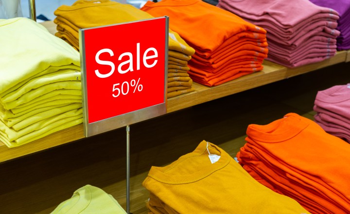 5 dicas para economizar comprando roupas baratas