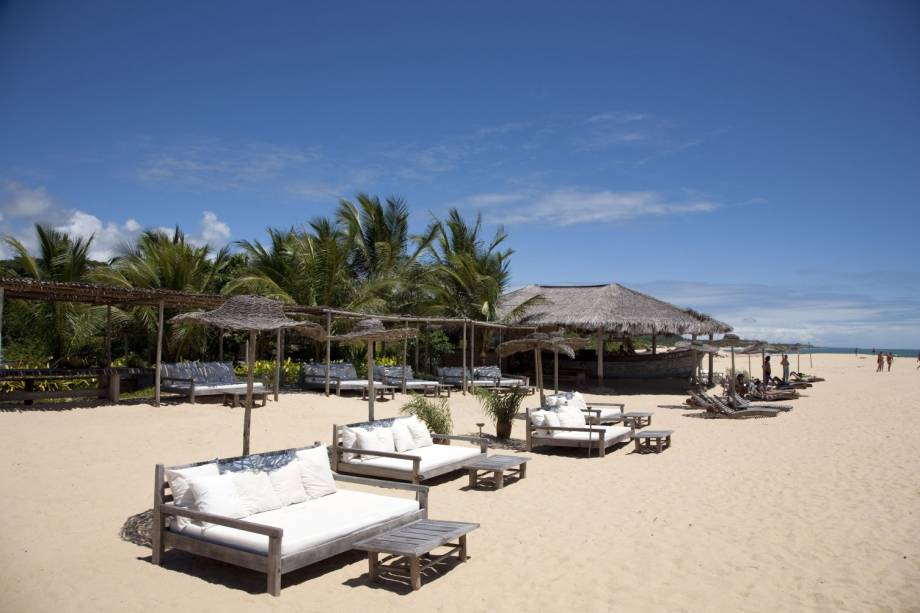 Bar e espreguiçadeiras na praia em frente ao Uxua.