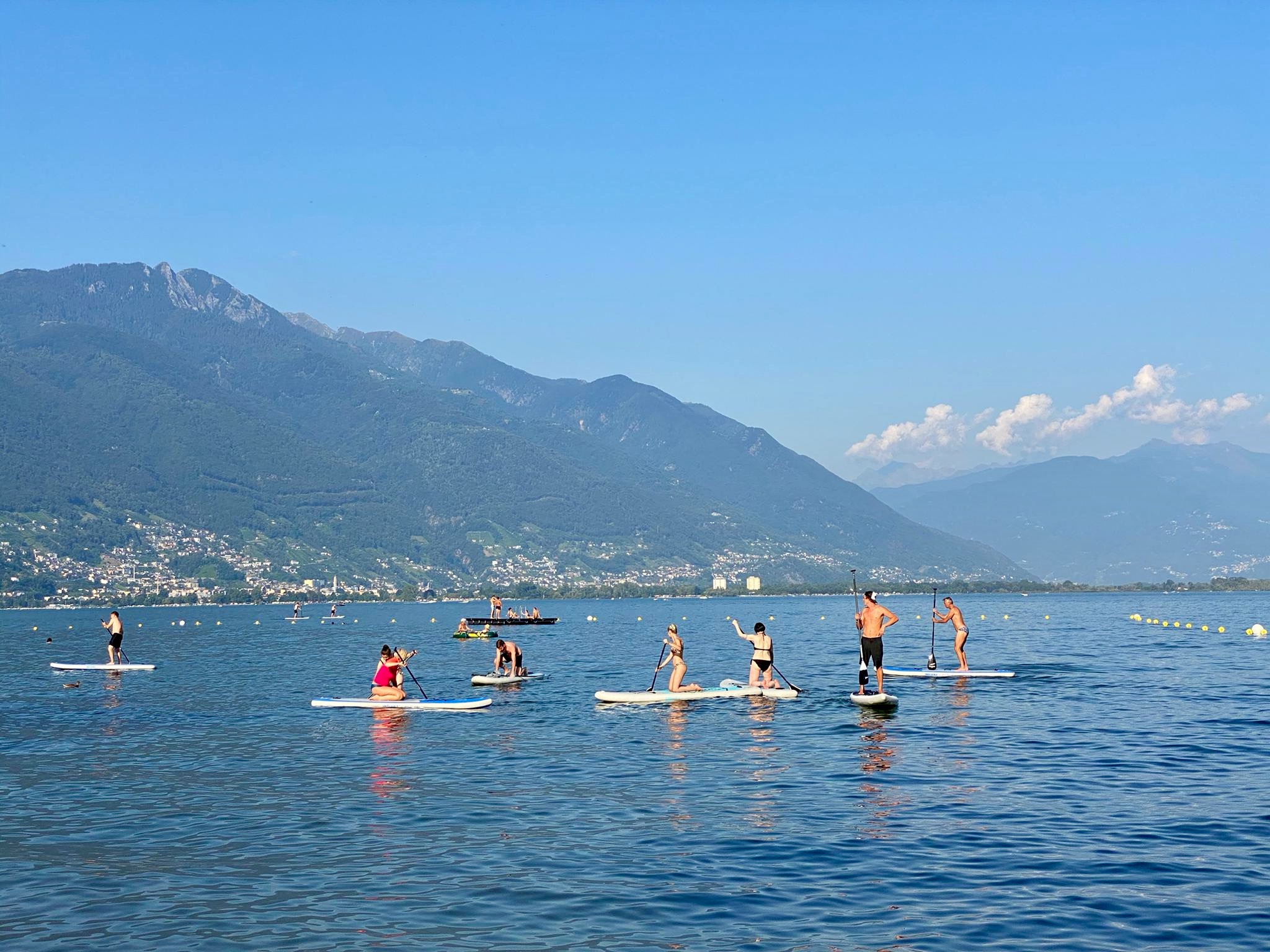Stand up paddle no final da tarde no lago Maggiore