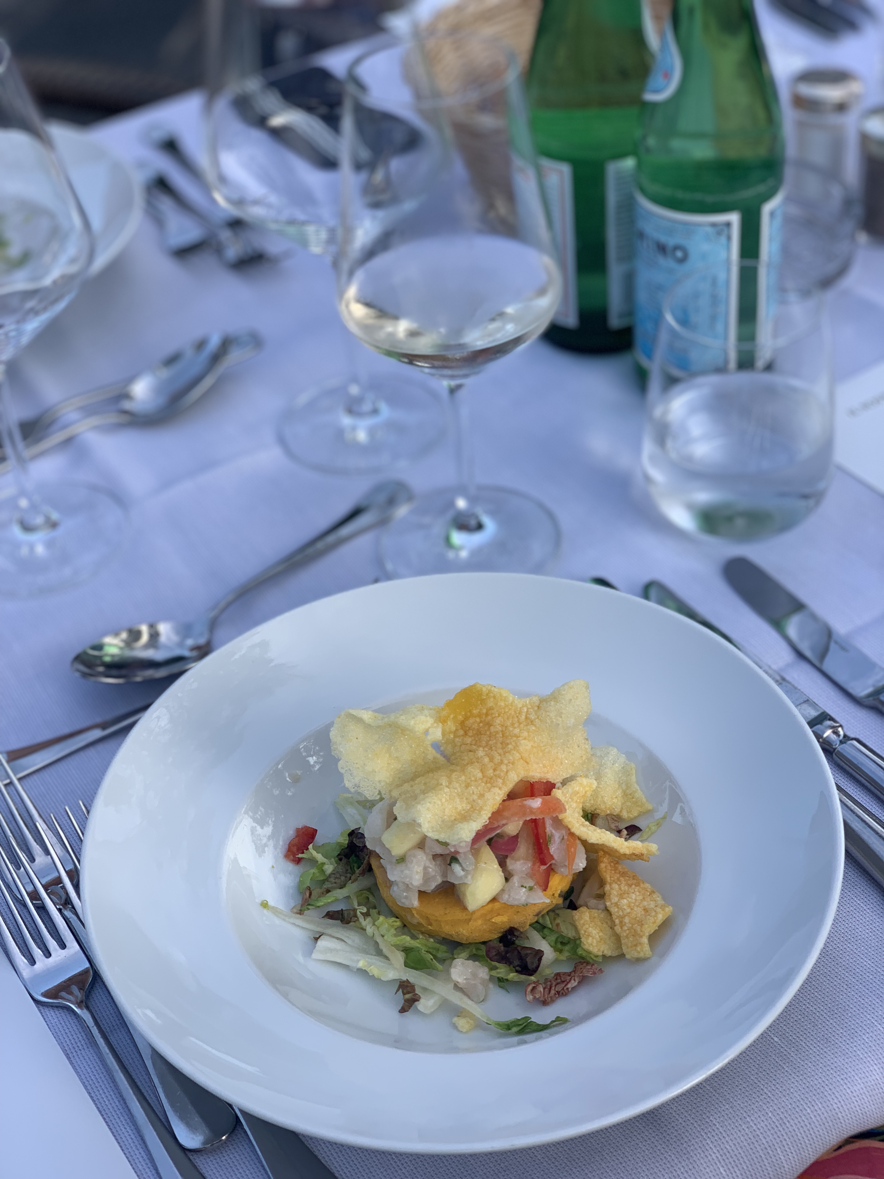 Ceviche de peixe do lago Maggiore no restaurante do Romantik Hotel Castello Seeschloss