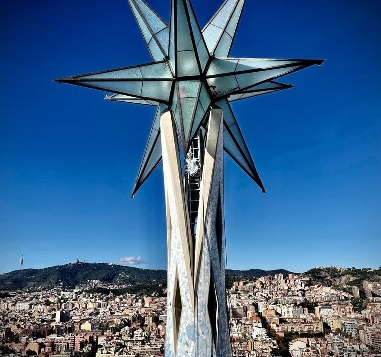 A nova estrela no alto da torre da Virgem Maria, a 127 metros de altitude