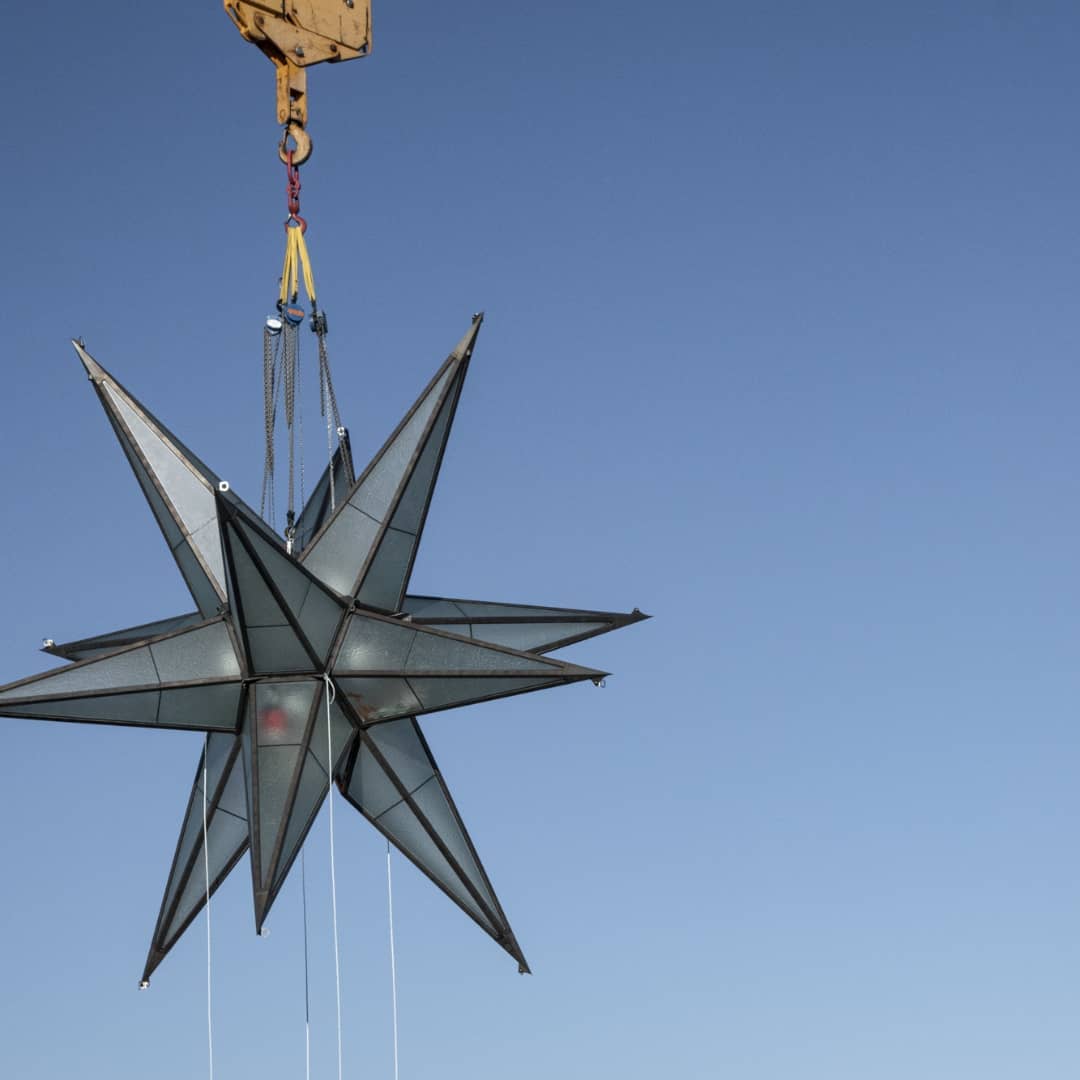 A estrela de vidro texturizado, que pesa 5,5 toneladas