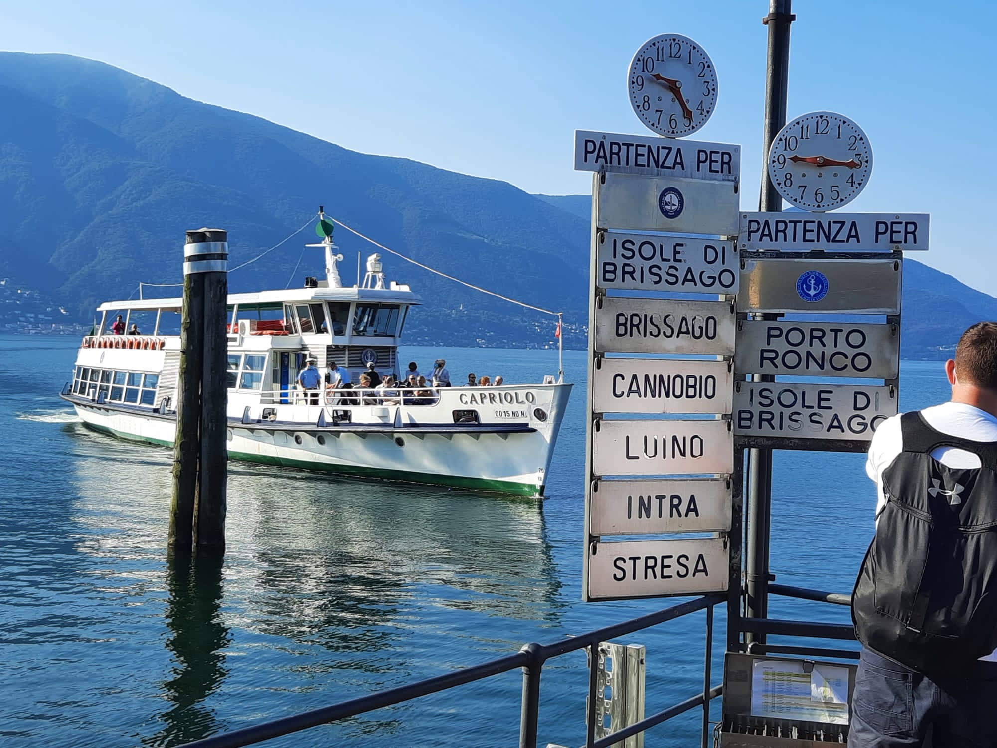 Linhas de ônibus e trens conectam as cidades de Ticino, mas ir de barco e mais gostoso