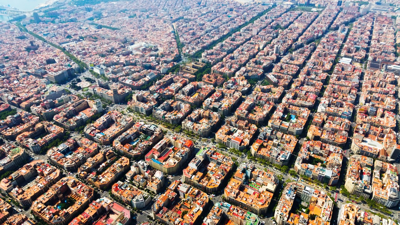 O Eixample de Barcelona: o bairro queridinho dos urbanistas, com seus quarteirões oitavados plenejados por Ildefons Cerdà