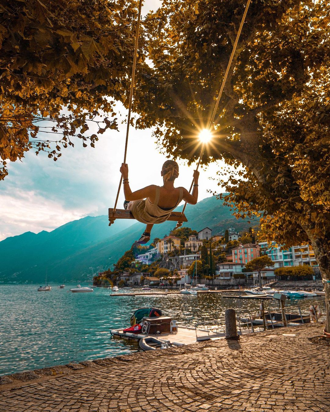 Balanço do projeto Swing the World na orla de Ascona