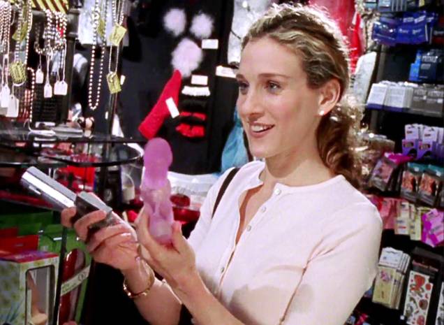 Carrie apresenta o vibrador "rabbit" para a amiga Charlotte.