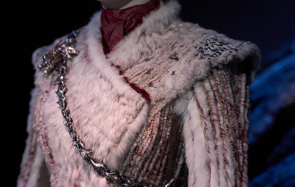 O casaco de pelos branco de Daenerys será um dos itens icônicos em exposição