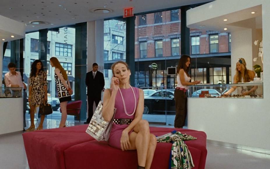 Carrie faz compras na loja da estilista Diane Von Furstenberg.