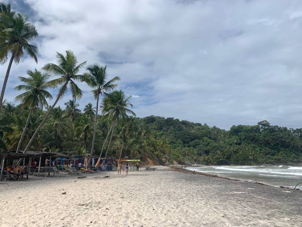 A praia da Engenhoca, que ainda está bom bastante matéria orgânica na areia, mas nem assim perde sua beleza