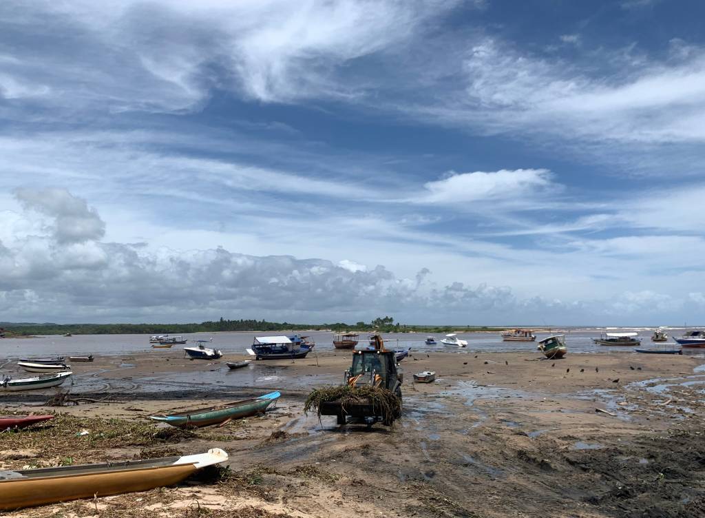 Máquinas trabalhando na orla da cidade, na boca do Rio das Contas, uma das áreas mais afetadas