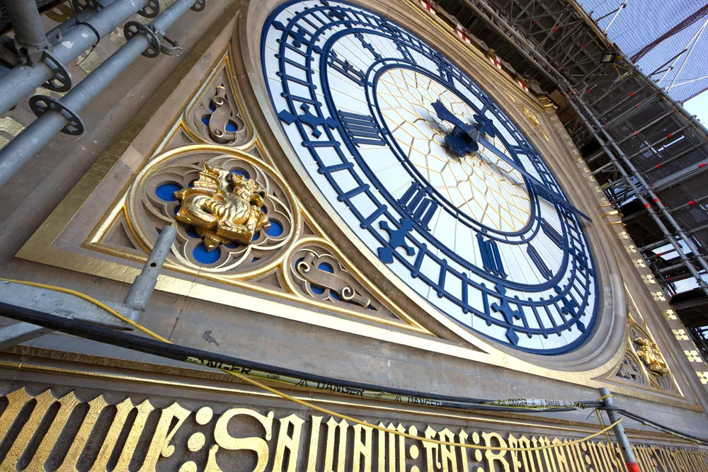 Relógio do Big Ben reformado com as pinturas douradas brilhantes e os ponteiros azuis